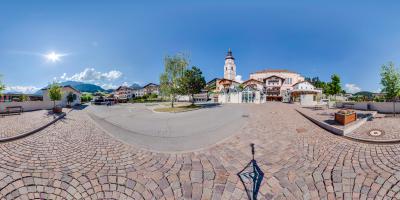 Parcheggio - Parkplatz - Parking // Bus station
